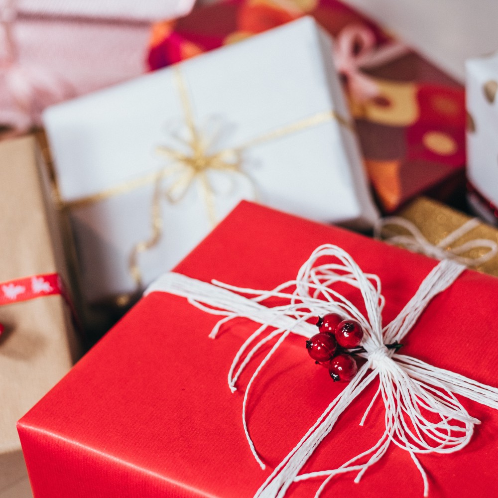 Новогодние подарки: что дарить и где купить? Эксперты TransferGo о том как порадовать родных, если живешь за границей